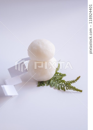 Kagami mochi decoration on a white plate Kagami mochi decoration on a white plate 118924401