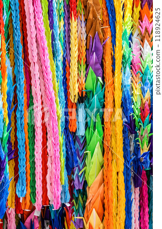 和平紀念公園色彩鮮豔的摺紙鶴 118924625