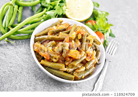 Beans green with vegetables in bowl on stone table 118924709