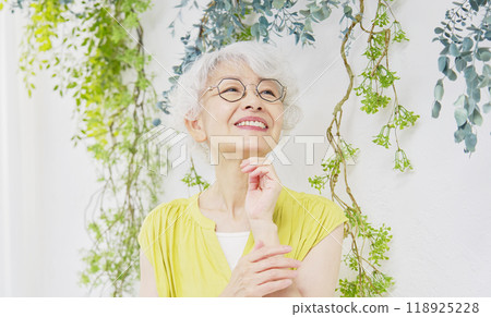 Senior women's portrait 118925228
