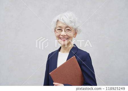 看著相機的高級女商人的肖像 118925249