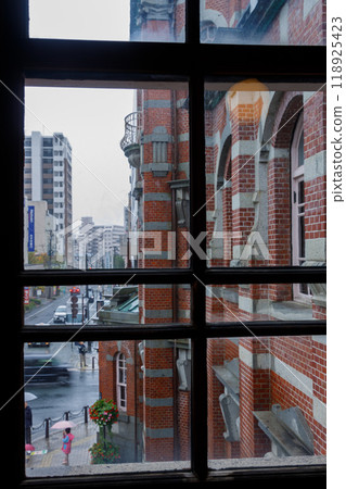 被雨淋濕的歷史悠久的磚造建築 118925423