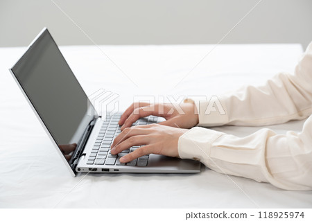 操作一台個人計算機的女商人的手 118925974