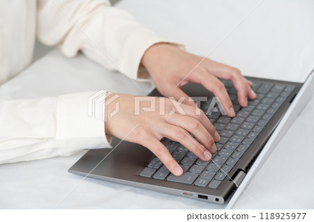 操作一台個人計算機的女商人的手 118925977
