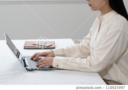 經營個人電腦的女商人 經營個人電腦的女商人 118925997