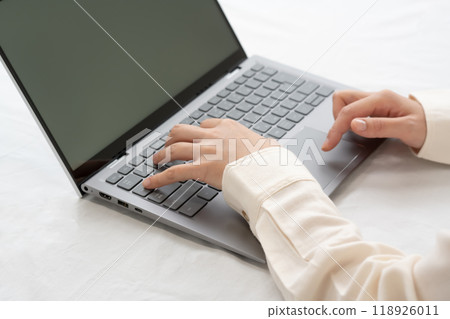 操作一台個人計算機的女商人的手 操作一台個人計算機的女商人的手 118926011