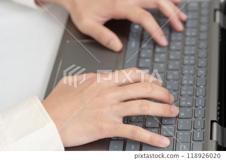 Business woman's hand operating a personal computer 118926020
