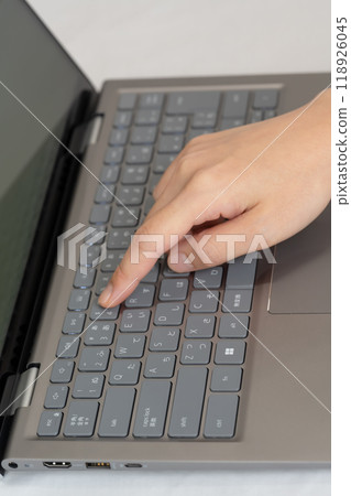 操作一台個人計算機的女商人的手 118926045