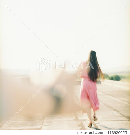一個人追逐一個被光照亮的女人的手 118926055