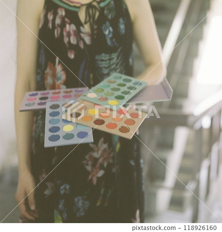 有著五顏六色的眼睛調色盤的婦女 118926160