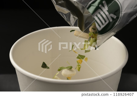 即食味噌湯 將味噌湯材料放入杯中 118926407