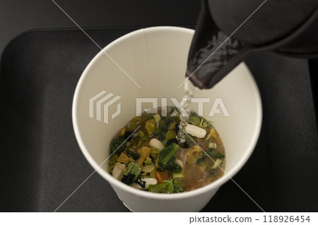 即溶味噌湯 將熱水倒入味噌湯杯中 118926454