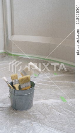 Image of exterior wall painting protection | Protecting the floor with a masker Image of exterior wall painting protection | Protecting the floor with a masker 118926504
