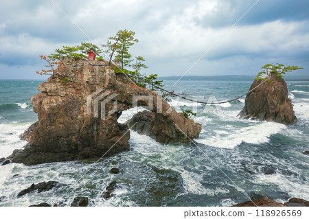 A typical strange rock formation in Noto Kongo: Kiguiwa (Meoto Iwa) 118926569