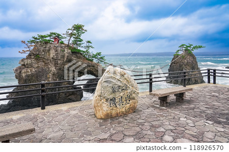 木宮岩（夫妻岩）是能登剛果典型的奇形岩石。 118926570