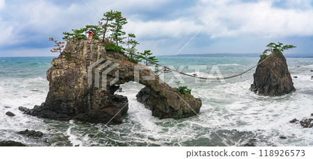 木宮岩（夫妻岩）是能登剛果典型的奇形岩石。 118926573