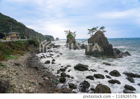 木宮岩(夫妻岩)是能登剛果典型的奇形岩石。 木宮岩(夫妻岩)是能登剛果典型的奇形岩石。 118926576