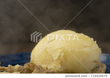 馬鈴薯:新鮮蒸熟、去皮的土豆 馬鈴薯:新鮮蒸熟、去皮的土豆 118926679