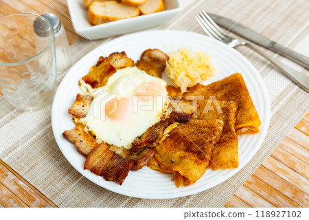 Pancakes with pork ham and fried eggs 118927102