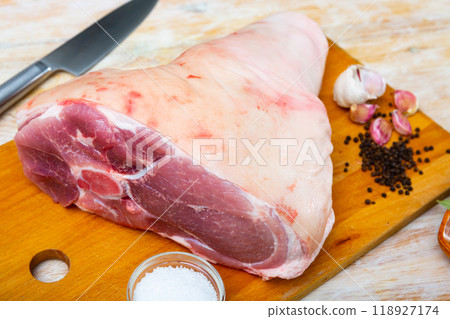 View of a fresh pork ham 118927174