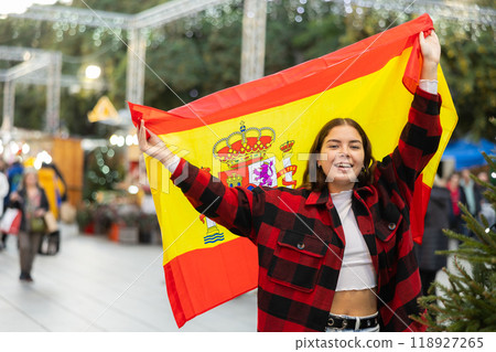 Happy girl with Spanish flag in street Christmas fair 118927265