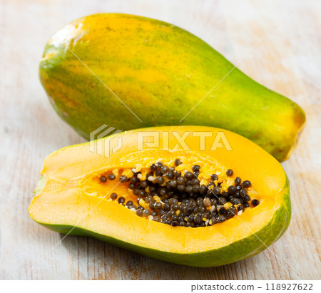 Tasty papaya slices on wooden table 118927622
