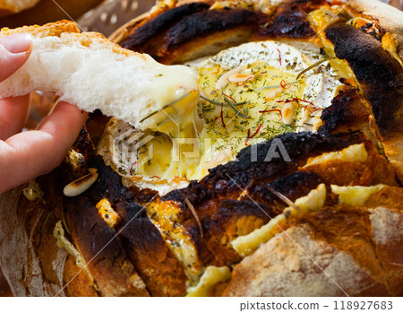 camembert, cheese, bread 118927683