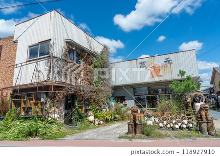 滋賀縣甲賀市信樂町的浣熊陶器裝飾品的封閉陶器 118927910