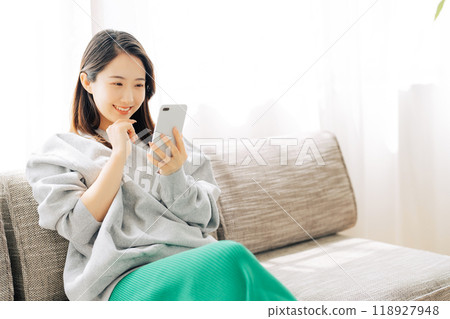 坐沙發和看智能手機的婦女 118927948