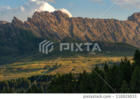 Beautiful mountain range in Alpe Di Suisi, Dolomites Beautiful mountain range in Alpe Di Suisi, Dolomites 118929033