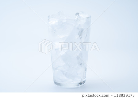 白色背景上有冰的玻璃 白色背景上有冰的玻璃 118929173