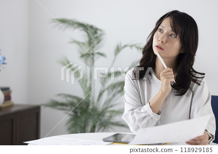 Businesswoman with document and pen 118929185