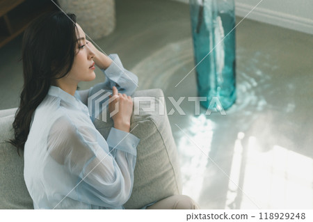 強烈的陽光從窗戶照射進來 118929248