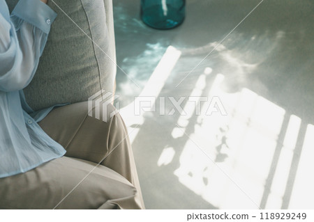 強烈的陽光從窗戶照射進來 118929249