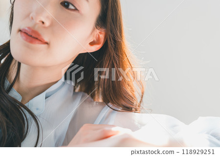 頭髮在陽光下 118929251