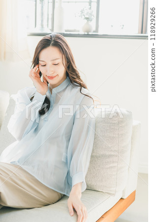 一個年輕女子在沙發上放鬆 118929266