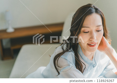 一個年輕女子在沙發上放鬆 118929267