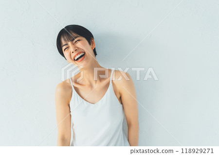 Young women and beauty Young women and beauty 118929271