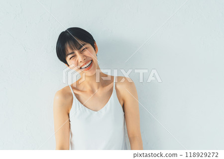 Young women and beauty 118929272