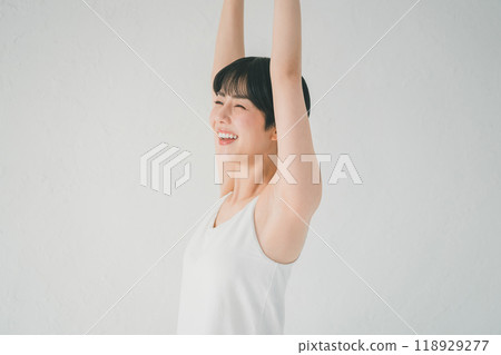 Women stretching Women stretching 118929277