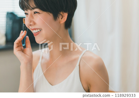 一位化妝的年輕女士 118929333