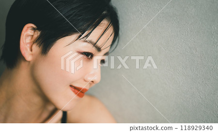 Beauty portrait of young woman Beauty portrait of young woman 118929340