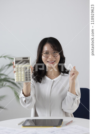 Business woman with calculator Business woman with calculator 118929623