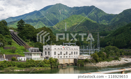 長野縣木曾郡/以雷丁山為背景的木曾川讀柿發電廠【國家指定重要文化財產及近代工業遺產】9月 118929653