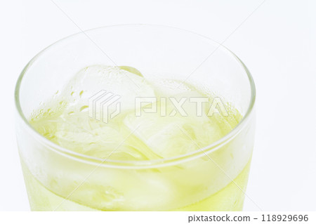 玻璃杯中冷綠茶的特寫 118929696