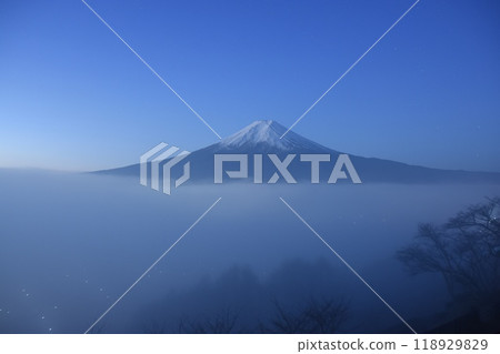 Snow-capped Mt. Fuji floating beyond a sea of clouds under the sky just before dawn Snow-capped Mt. Fuji floating beyond a sea of clouds under the sky just before dawn 118929829