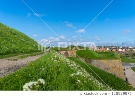 人們走在青山和堡壘小路上 人們走在青山和堡壘小路上 118929975