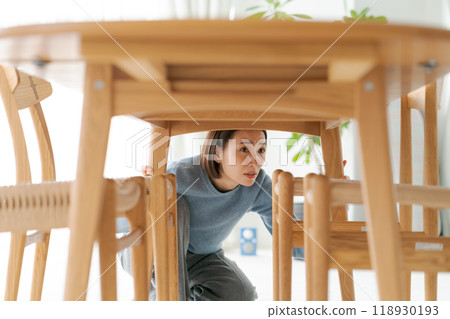 一個女人躲在桌子下面 118930193