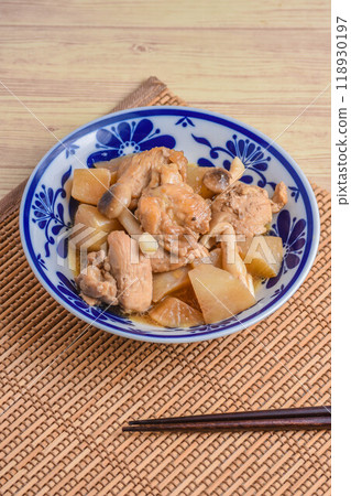 Simmered chicken and radish 118930197