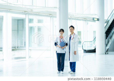 在醫院工作的醫務人員 118930440